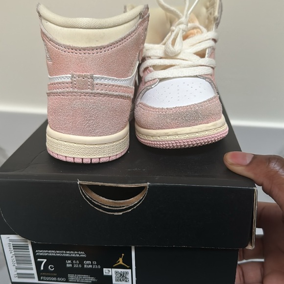 Jordon 1 Retro High OG - Picture 2 of 2